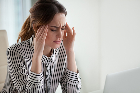 Девушка держится за голову